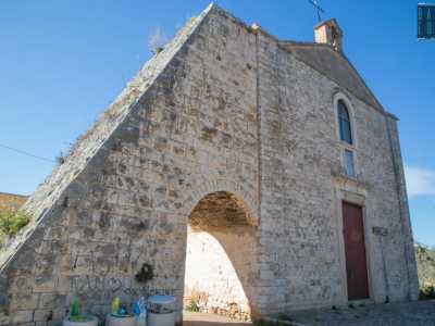 Il tempio, circondato dalla campagna, si presenta nel suo semplice aspetto di struttura rurale in pietra bianca, alla quale si affianca un arco che attraversa uno dei contrafforti della fiancata sinistra